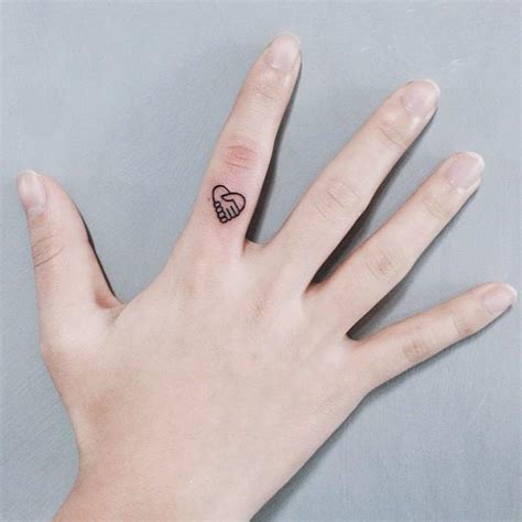 tatuajes en el dedo para mujer|90 Tatuajes en los dedos: Pulgar, meñique, corazón y。